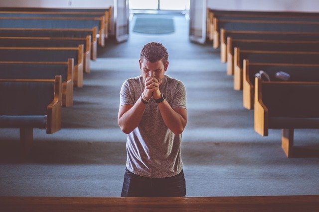 Мужчина обращается к Богу в молитве