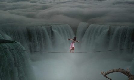 Женщина над водопадом - риск и страх
