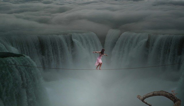 Женщина над водопадом - риск и страх